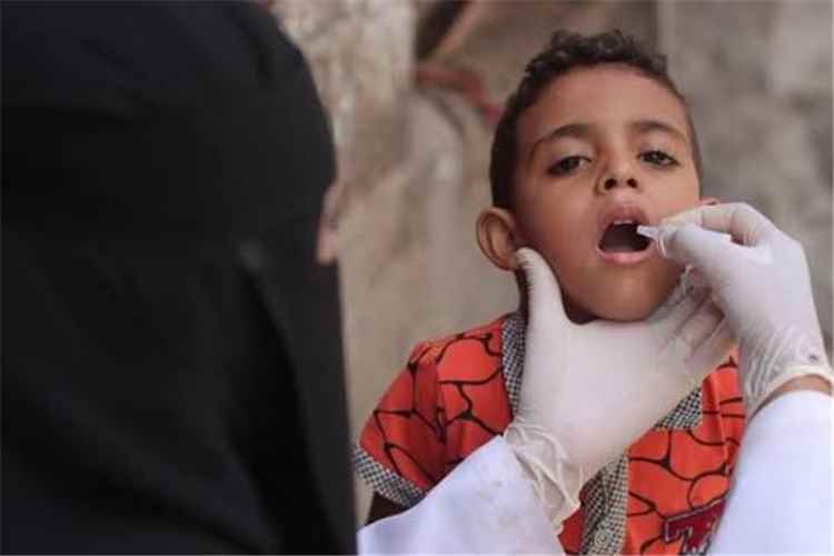 تحذيرات طبية من كارثة صحية في مناطق سيطرة الحوثي بسبب وقف اللقاحات