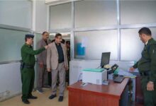 محافظ شبوة يوجه بتسريع إصدار الجوازات واتخاذ إجراءات حازمة ضد السماسرة