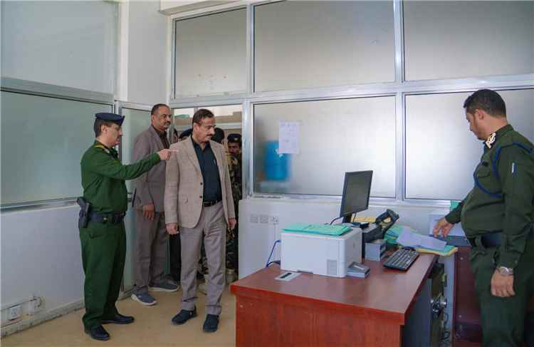محافظ شبوة يوجه بتسريع إصدار الجوازات واتخاذ إجراءات حازمة ضد السماسرة