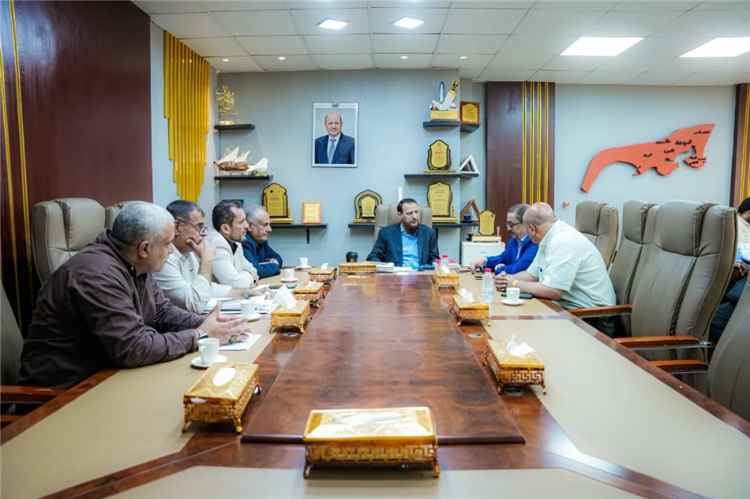 عبدالرحمن شيخ يبحث مع إدارة اليمنية تعزيز كفاءة الناقل الوطني وتجاوز التحديات