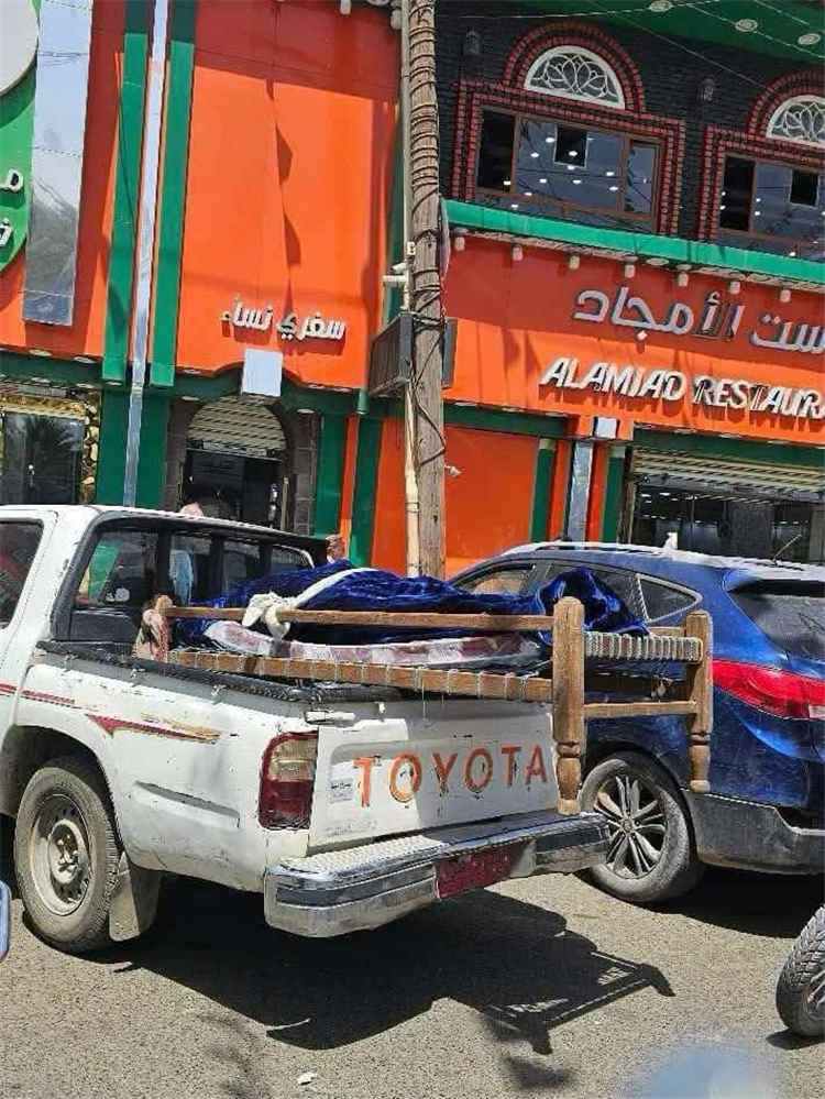 توقف موكب تشييع لتناول الغداء في صنعاء يشعل منصات التواصل