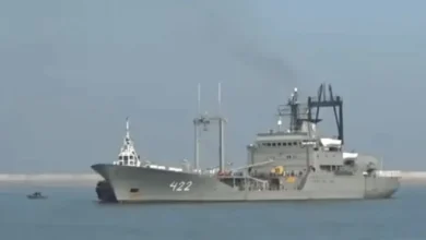 هجوم يستهدف سفينة شحن قبالة الحديدة.. وتحذيرات بريطانية للسفن التجارية في البحر الأحمر