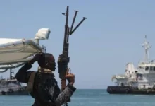 قراصنة صوماليون يفرضون سيطرتهم على ناقلة وقود مختطفة في خليج عدن