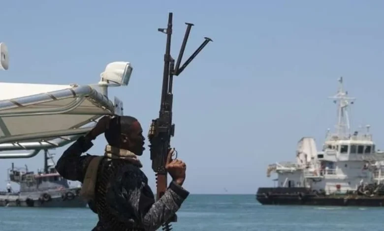 قراصنة صوماليون يفرضون سيطرتهم على ناقلة وقود مختطفة في خليج عدن 1 قراصنة صوماليون يفرضون سيطرتهم على ناقلة وقود مختطفة في خليج عدن