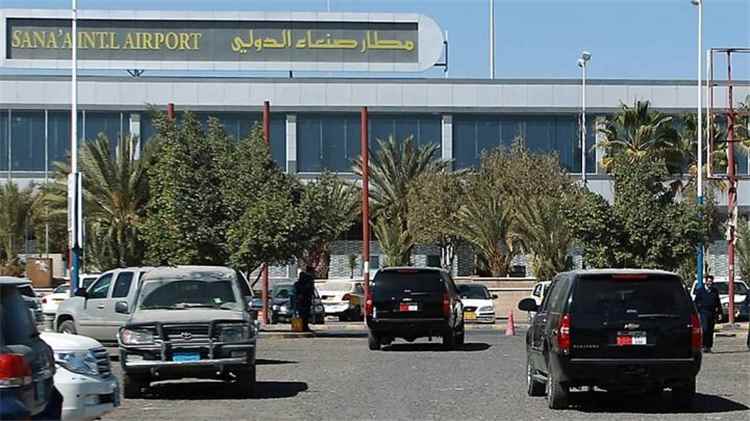 وزير الإعلام: مليشيا الحوثي تحتجز طائرة للصليب الأحمر وطاقمها في مطار صنعاء