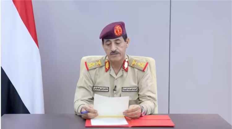 وزير الدفاع: أي اختراق إيراني للأجواء اليمنية سيُقابل برد حاسم