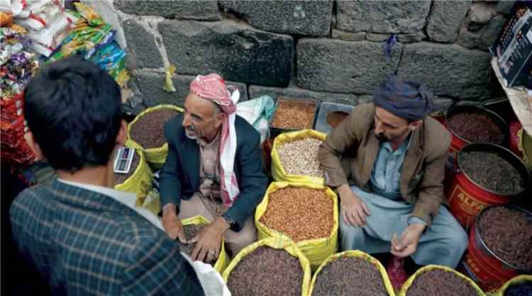 تهديدات مليشيا الحوثي للملاحة الدولية تنذر بموجة غلاء جديدة في اليمن