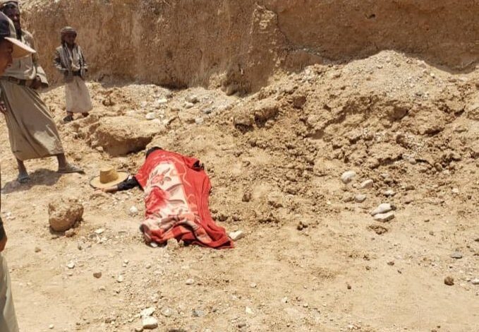 قيادي حوثي يعتدي على امرأة في ريمة خلال احتجاجها على هدم مقبرة 1 قيادي حوثي يعتدي على امرأة في ريمة خلال احتجاجها على هدم مقبرة