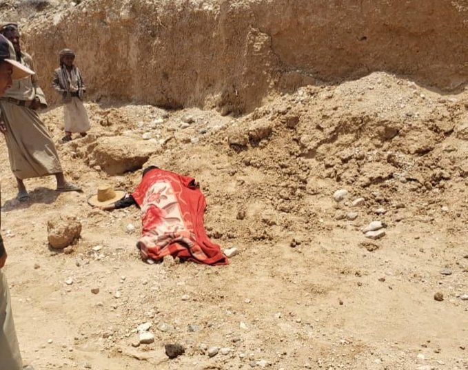 قيادي حوثي يعتدي على امرأة في ريمة خلال احتجاجها على هدم مقبرة