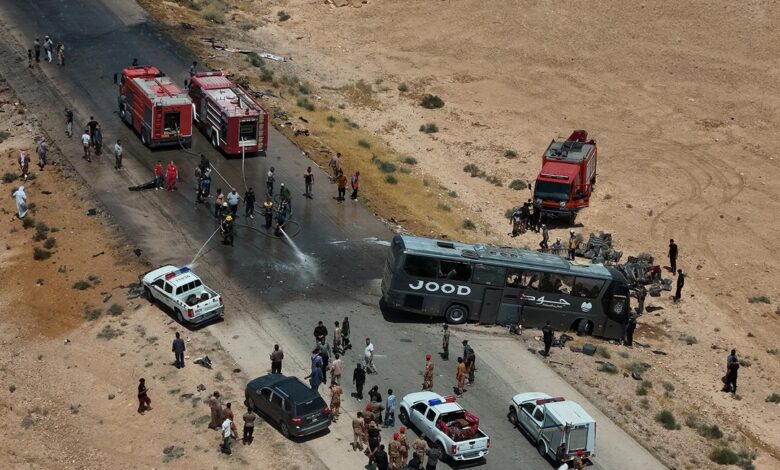 35 قتيلاً و30 جريحاً في تصادم مروع بين حافلتين على طريق دمشق - دير الزور 1 35 قتيلاً و30 جريحاً في تصادم مروع بين حافلتين على طريق دمشق - دير الزور