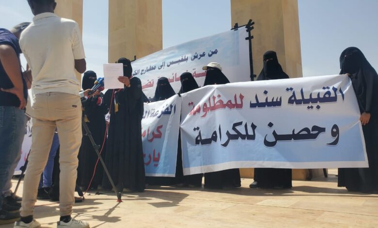 وقفة نسائية حاشدة في مأرب تطالب بإطلاق جميع المحتجزات لدى مليشيا الحوثي 1 وقفة نسائية حاشدة في مأرب تطالب بإطلاق جميع المحتجزات لدى مليشيا الحوثي