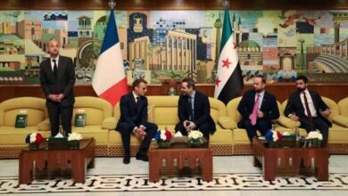 ماكرون يصل دمشق في أول زيارة لرئيس أوروبي منذ سقوط نظام الأسد