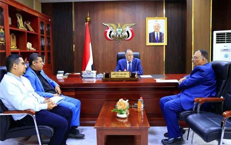 لقاء حكومي في عدن يناقش تسريع الإفراج عن البضائع وتعزيز حماية المستهلك