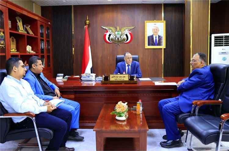 لقاء حكومي في عدن يناقش تسريع الإفراج عن البضائع وتعزيز حماية المستهلك