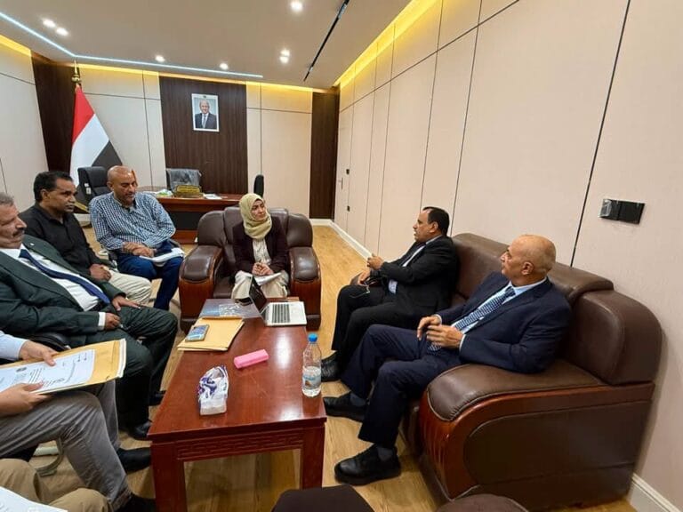 اجتماع وزاري في عدن يركز على حماية ممتلكات الدولة وتحديث الاتفاقيات الدولية