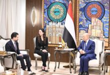 العليمي يوضح حقيقة إغلاق مطار صنعاء ويكشف رفض الحوثي للبدائل