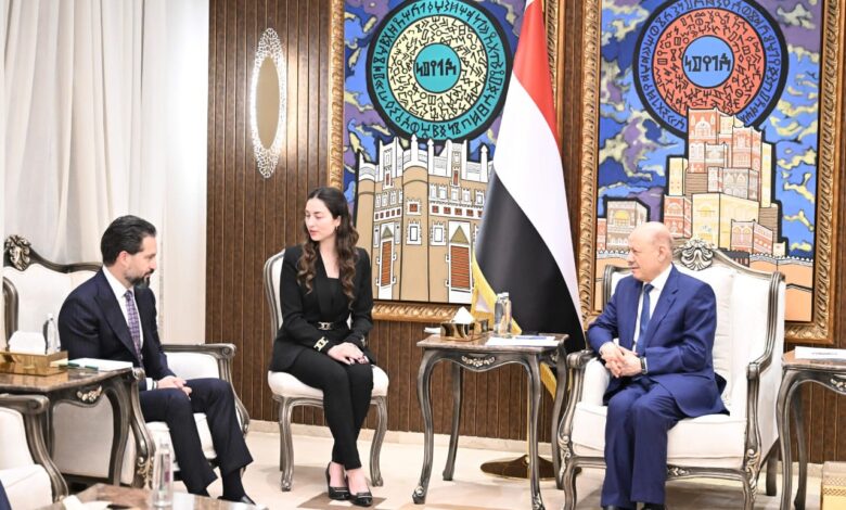 العليمي يوضح حقيقة إغلاق مطار صنعاء ويكشف رفض الحوثي للبدائل
