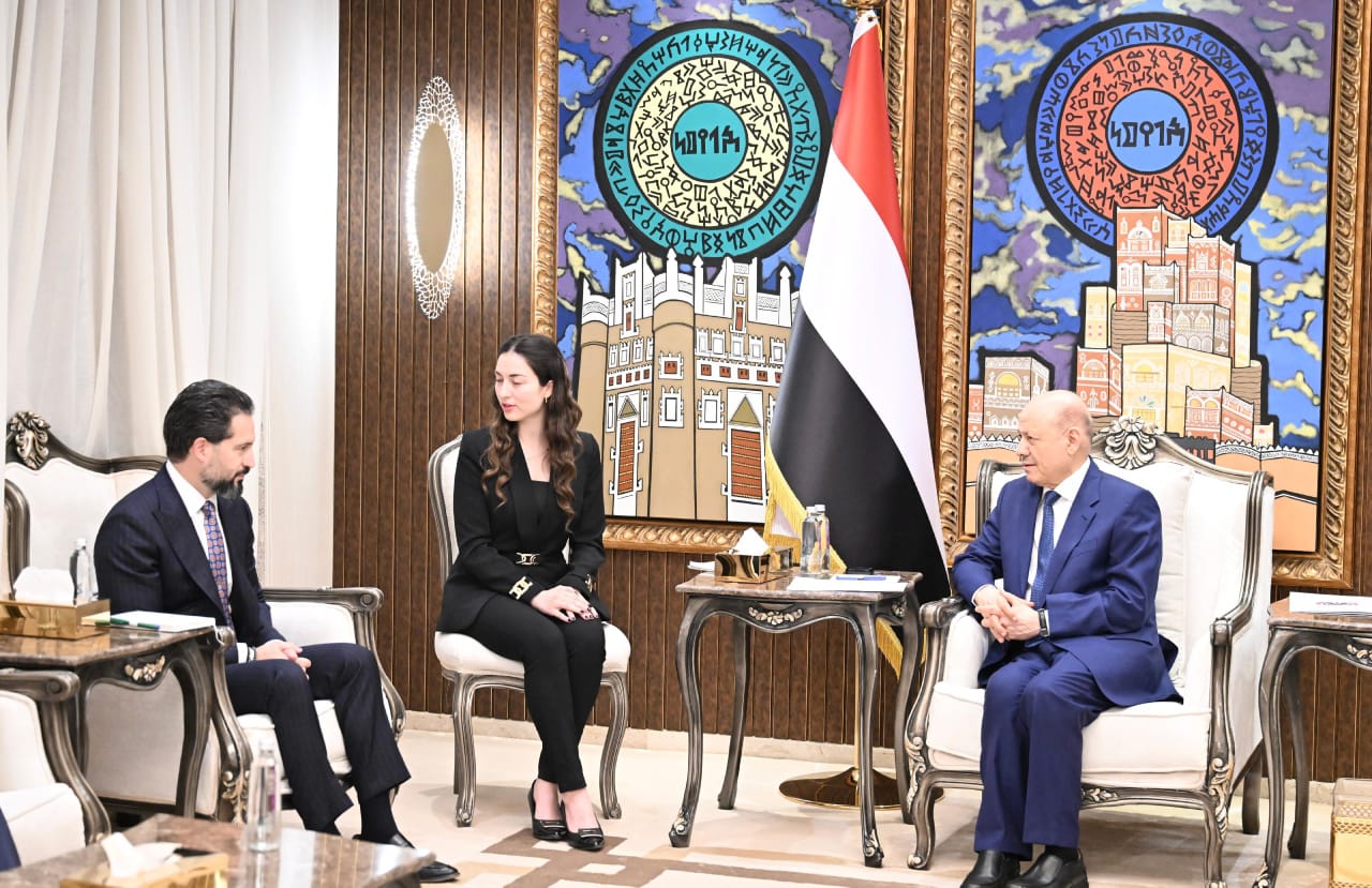 العليمي يوضح حقيقة إغلاق مطار صنعاء ويكشف رفض الحوثي للبدائل
