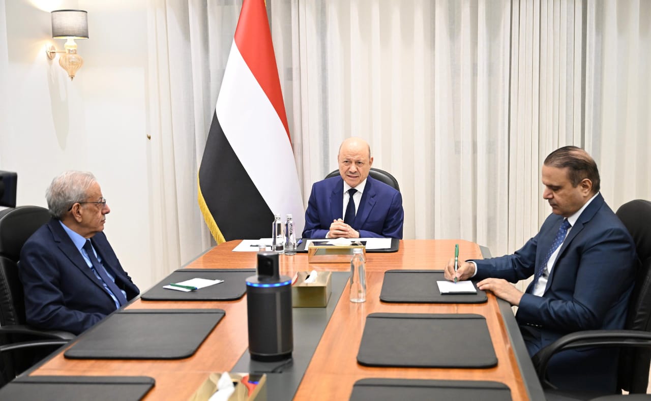 العليمي يوجه البعثات الدبلوماسية إلى تفكيك السردية الحوثية في المحافل الدولية