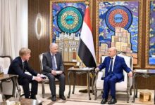 العليمي للمبعوث الأممي: لا مستقبل لأي جماعة تنازع الدولة سلطاتها أو تحتفظ بالسلاح