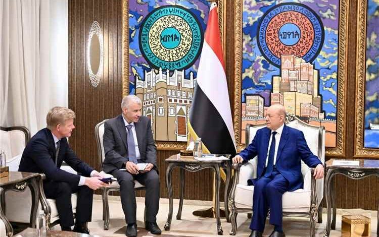 العليمي للمبعوث الأممي: لا مستقبل لأي جماعة تنازع الدولة سلطاتها أو تحتفظ بالسلاح 1 العليمي للمبعوث الأممي: لا مستقبل لأي جماعة تنازع الدولة سلطاتها أو تحتفظ بالسلاح