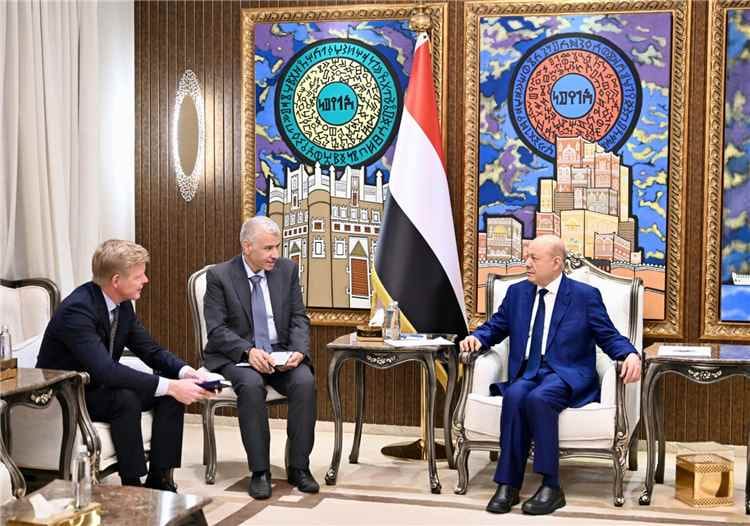 العليمي للمبعوث الأممي: لا مستقبل لأي جماعة تنازع الدولة سلطاتها أو تحتفظ بالسلاح