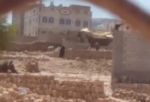 مليشيا الحوثي تهدم منزل مواطن في عمران بعد إخراج أسرته بالقوة