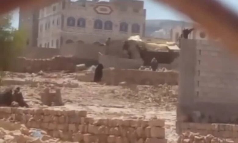 مليشيا الحوثي تهدم منزل مواطن في عمران بعد إخراج أسرته بالقوة 1 مليشيا الحوثي تهدم منزل مواطن في عمران بعد إخراج أسرته بالقوة