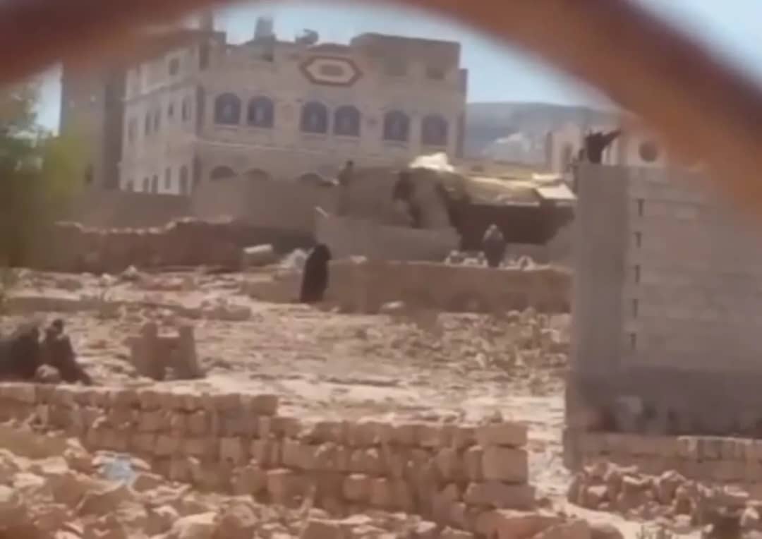مليشيا الحوثي تهدم منزل مواطن في عمران بعد إخراج أسرته بالقوة