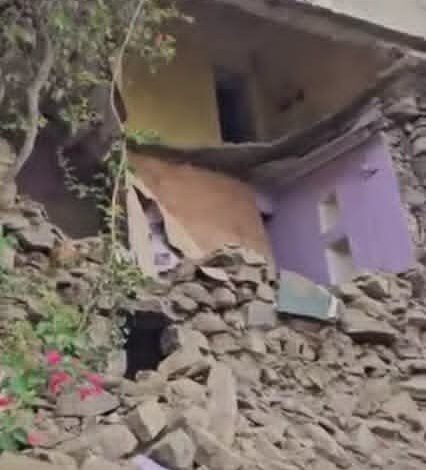 السيول تتسبب بانهيار جزئي لمنزل في مديرية الصلو بتعز 1 السيول تتسبب بانهيار جزئي لمنزل في مديرية الصلو بتعز