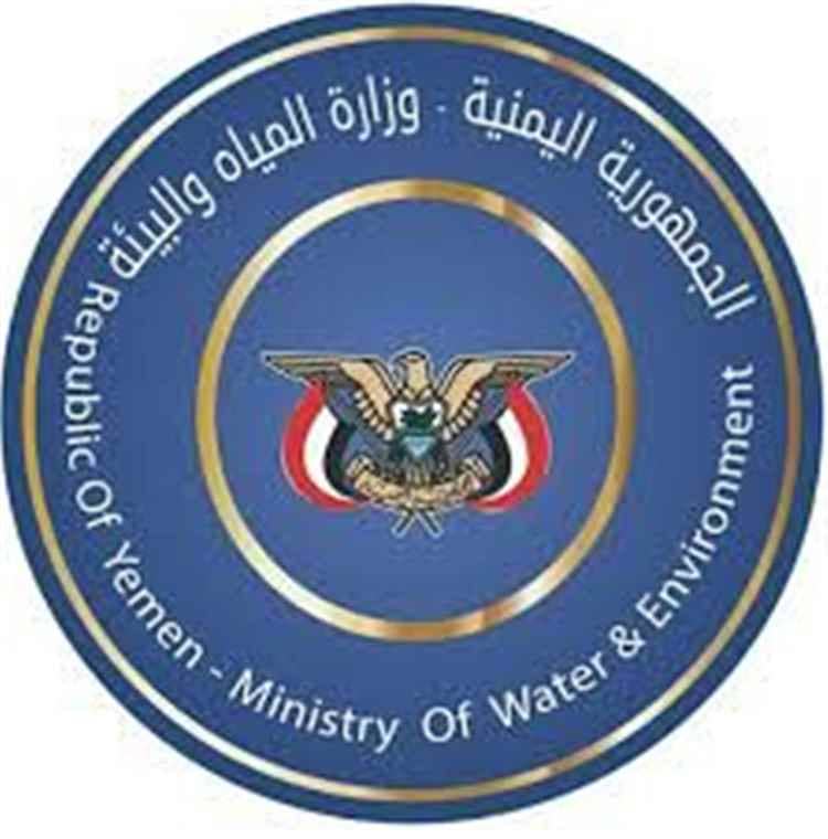 وزارة المياه تطلق تحذيرا من كارثة بيئية بسبب هجمات الحوثيين في البحر الأحمر