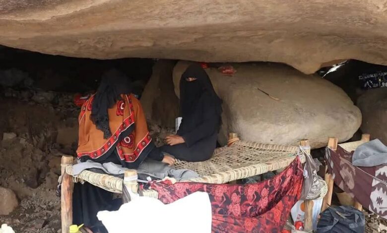 نزوح 4 أسر من الحديدة إلى كهف بدائي هرباً من قذائف مليشيا الحوثي