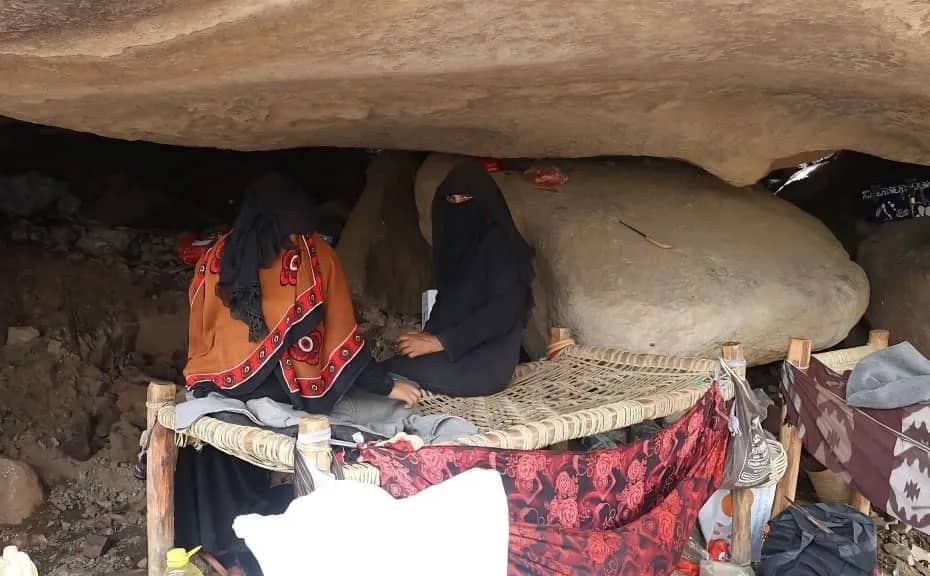 نزوح 4 أسر من الحديدة إلى كهف بدائي هرباً من قذائف مليشيا الحوثي