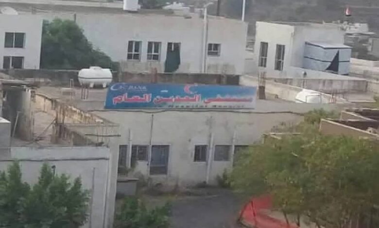 فضيحة طبية في إب.. مليشيا الحوثي تمكّن منتحل صفة طبيب من علاج المرضى