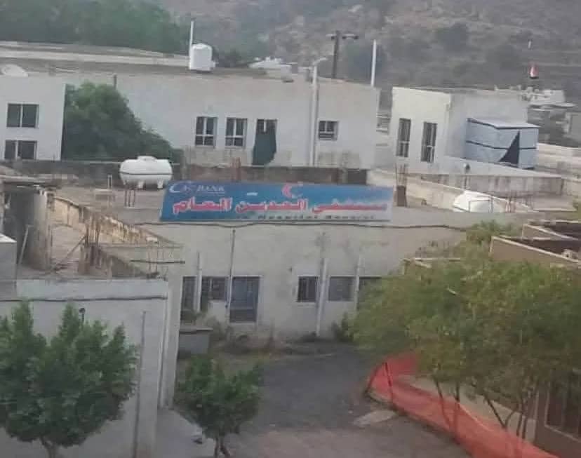 فضيحة طبية في إب.. مليشيا الحوثي تمكّن منتحل صفة طبيب من علاج المرضى