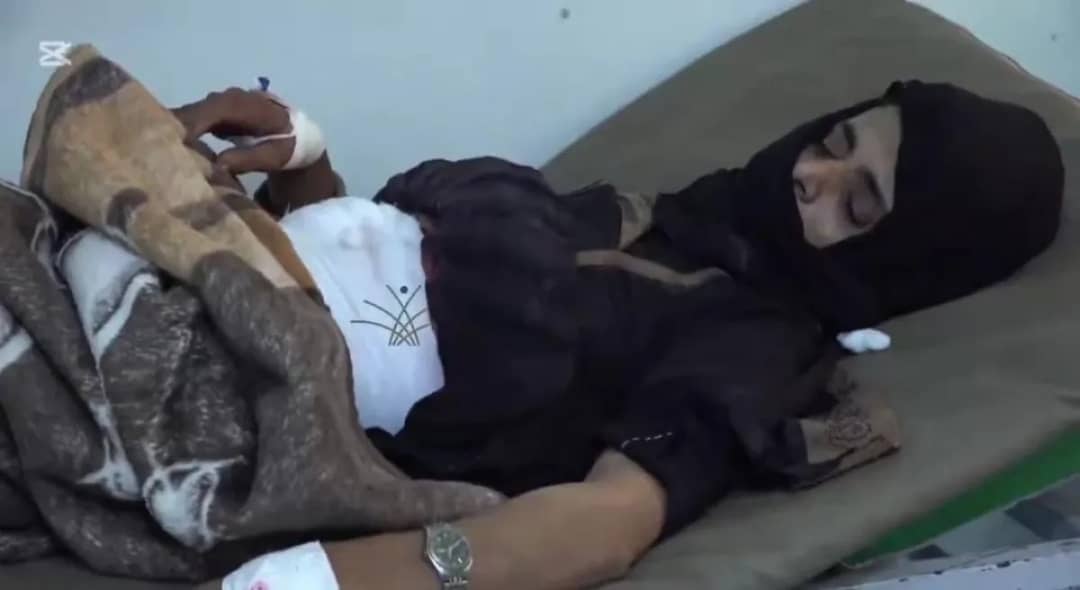قناص حوثي يصيب امرأة بجروح خطيرة أثناء رعي الأغنام غرب تعز