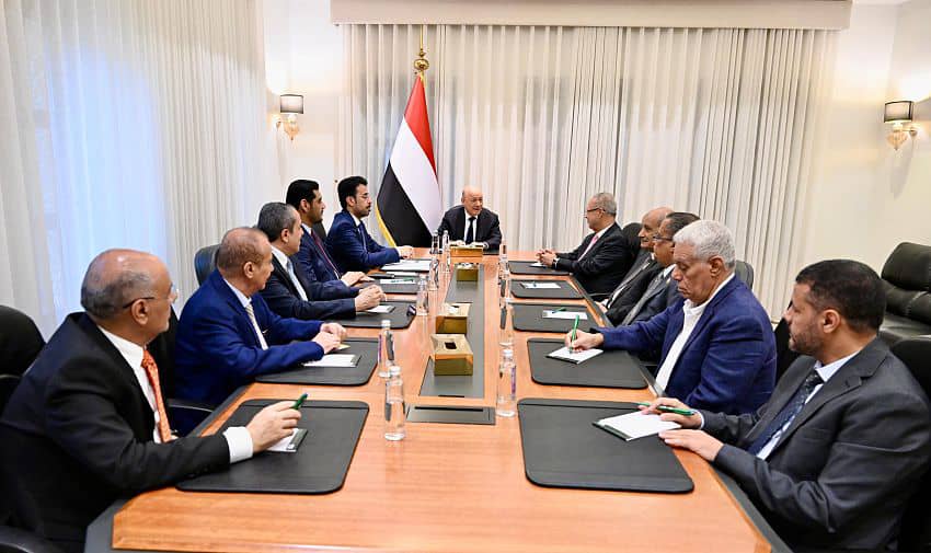 العليمي يبحث مع هيئة التشاور والمصالحة التصعيد الحوثي ويدعو إلى وحدة الصف