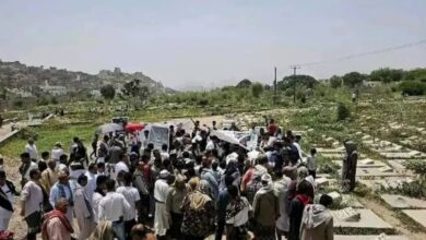 تشييع الصحفي محمد عيضة في تعز وسط مطالبات بمحاكمة المتورطين في اغتياله 3 تشييع الصحفي محمد عيضة في تعز وسط مطالبات بمحاكمة المتورطين في اغتياله