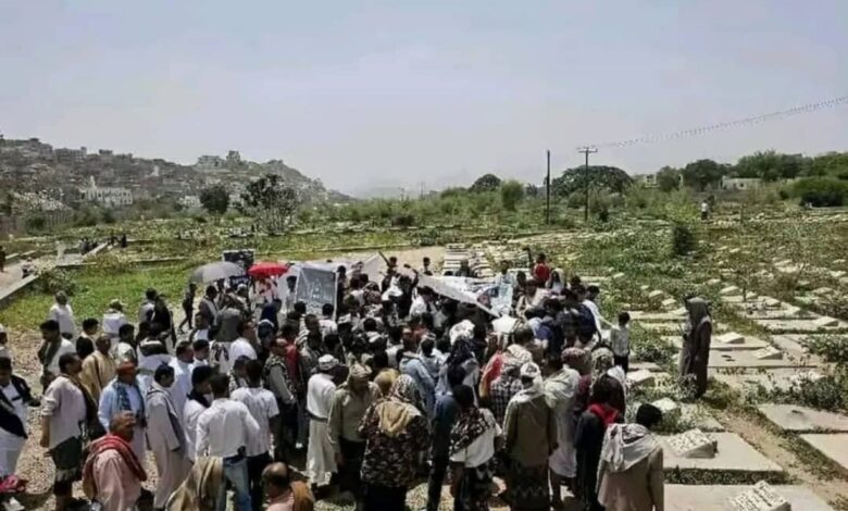 تشييع الصحفي محمد عيضة في تعز وسط مطالبات بمحاكمة المتورطين في اغتياله 1 تشييع الصحفي محمد عيضة في تعز وسط مطالبات بمحاكمة المتورطين في اغتياله