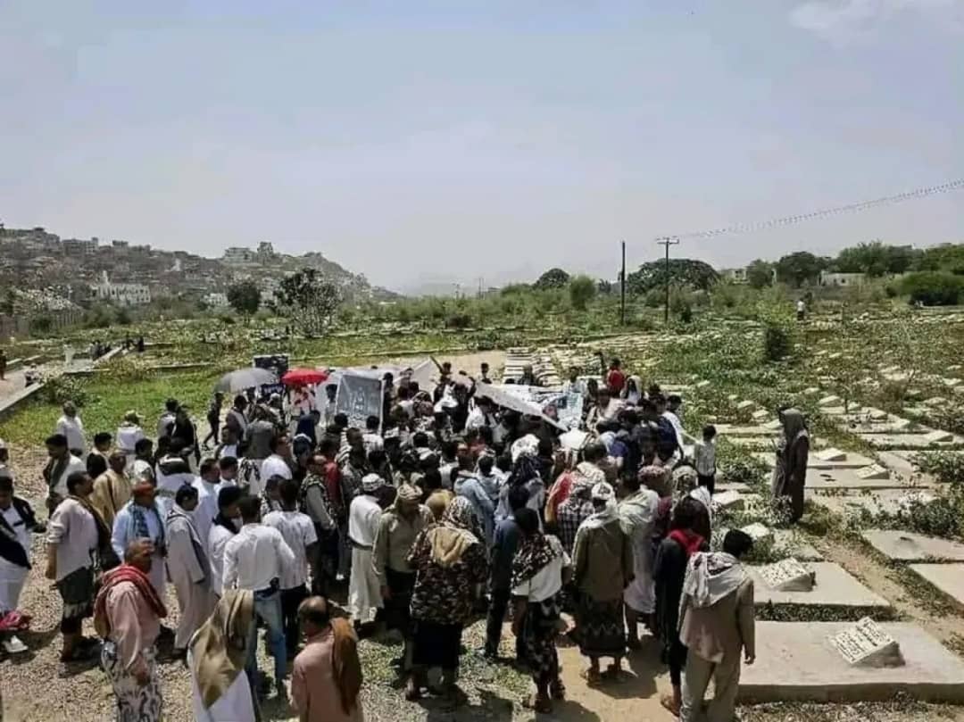 تشييع الصحفي محمد عيضة في تعز وسط مطالبات بمحاكمة المتورطين في اغتياله
