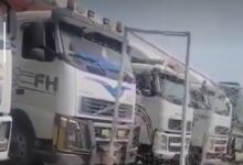 مليشيا الحوثي تحتجز عشرات القواطر في الراهدة بعد فرض زيادة صادمة على جبايات الدقيق