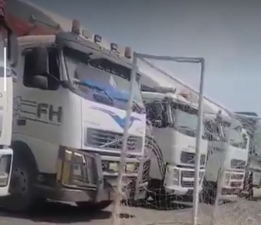 مليشيا الحوثي تحتجز عشرات القواطر في الراهدة بعد فرض زيادة صادمة على جبايات الدقيق