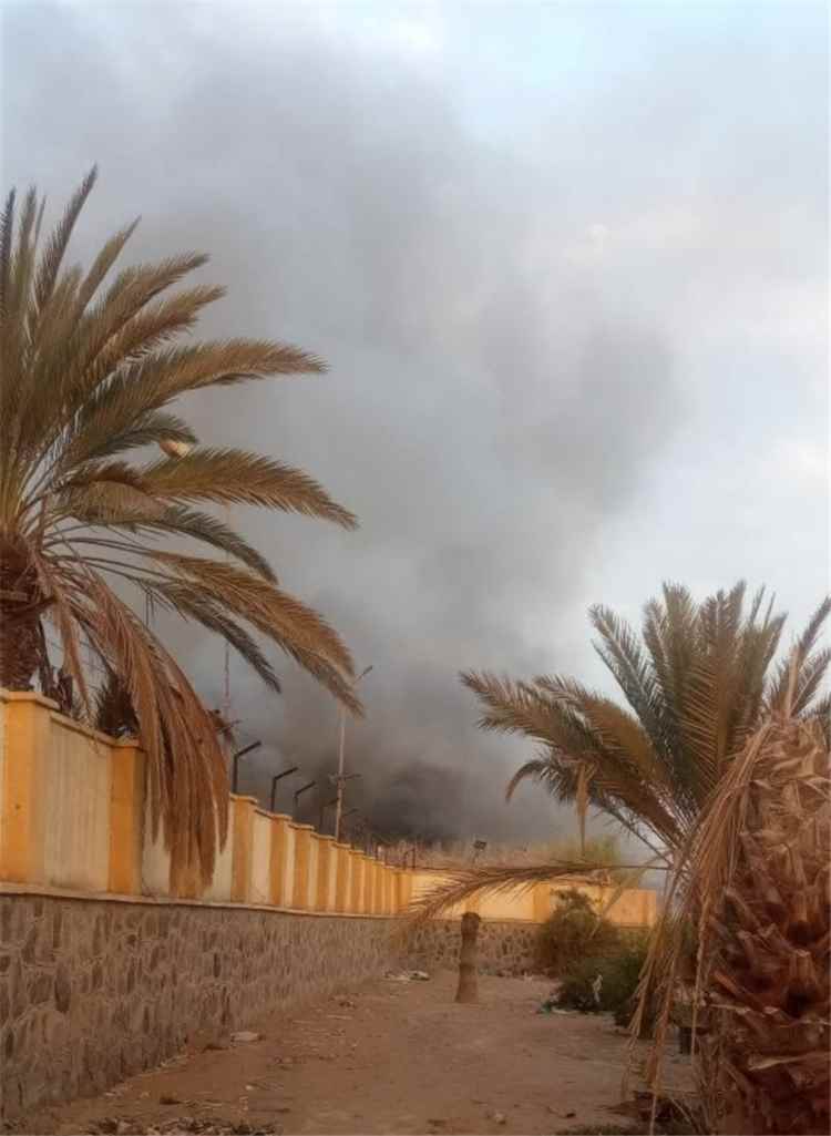 حريق يلتهم أجزاء من مصنع سنو كريم في المنصورة بعدن