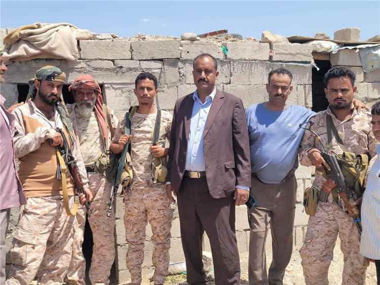 بتوجيهات المحافظ القبة.. الشاعري يتفقد جبهات الضالع ويثمن تضحيات المقاتلين المرابطين