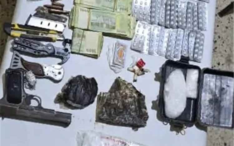 الإطاحة بمروجين للمخدرات في المكلا وضبط مواد مخدرة وسلاح آلي 1 الإطاحة بمروجين للمخدرات في المكلا وضبط مواد مخدرة وسلاح آلي