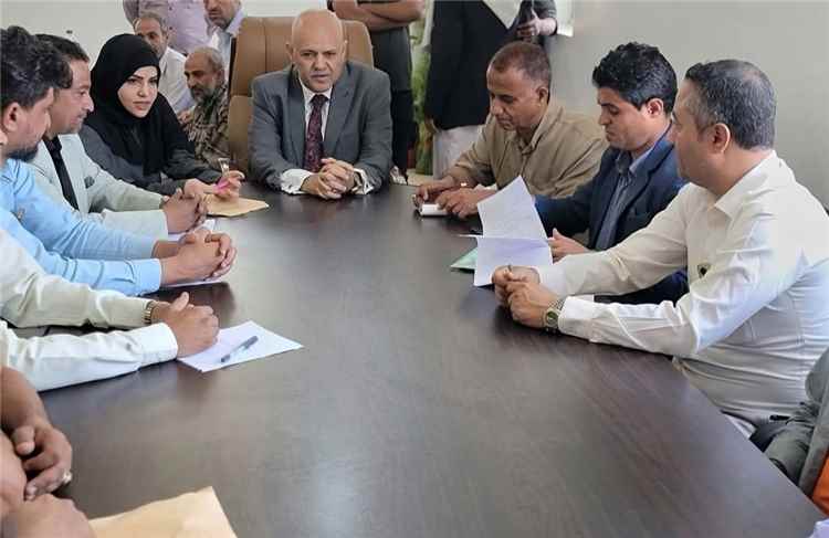 محافظ تعز يوجّه بتطوير أداء صندوق النظافة وتعزيز موارده لتحسين خدماته