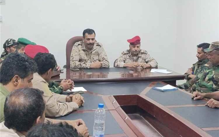 قيادة قوات دفاع شبوة تبحث تطوير الأداء وتعزيز الجاهزية العسكرية