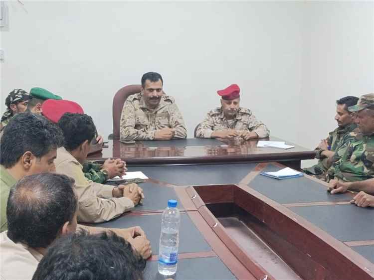 قيادة قوات دفاع شبوة تبحث تطوير الأداء وتعزيز الجاهزية العسكرية