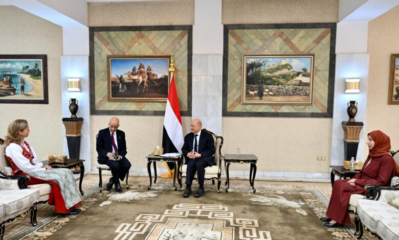 العليمي أمام سفراء جدد: دعم الدولة اليمنية مفتاح الاستقرار وحماية الملاحة الدولية 1 العليمي أمام سفراء جدد: دعم الدولة اليمنية مفتاح الاستقرار وحماية الملاحة الدولية