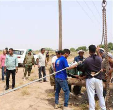 جهود مكثفة لإعادة تشغيل حقل بئر أحمد بعد تضرره من الأمطار والعواصف 1 جهود مكثفة لإعادة تشغيل حقل بئر أحمد بعد تضرره من الأمطار والعواصف